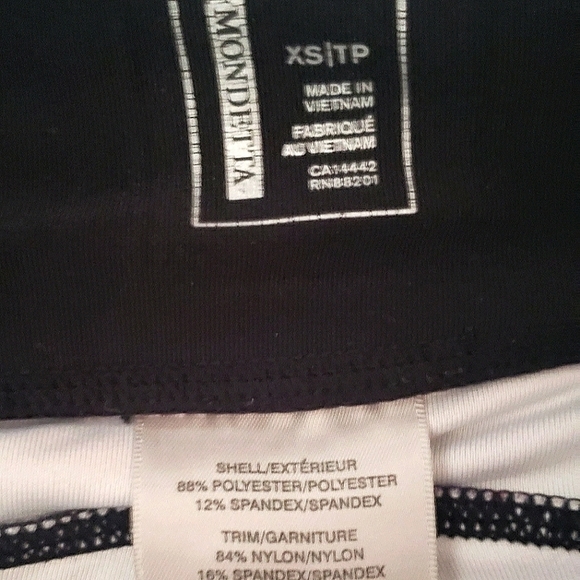(C-4)Mondetta Activewear Capri, Bergundy/Black, XS - Picture 2 of 3